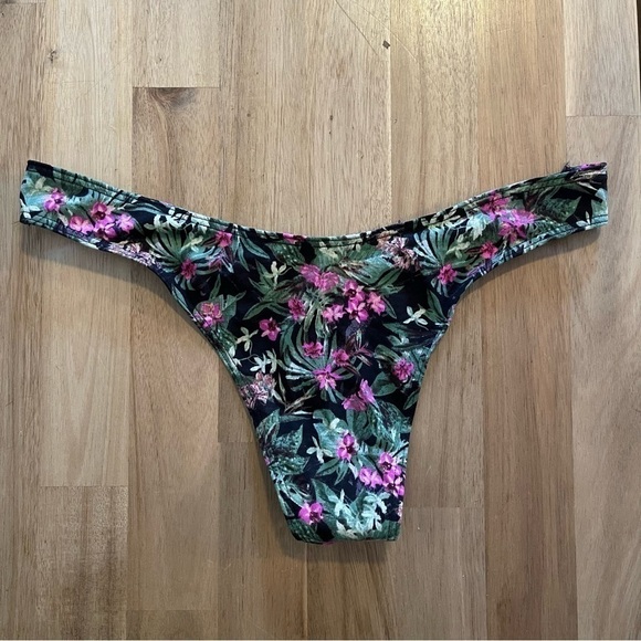 NWT Victoria Secret Size Medium - Picture 1 of 4